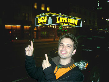 Bruno Motta na frente do Ed Sullivan Theater em Nova York