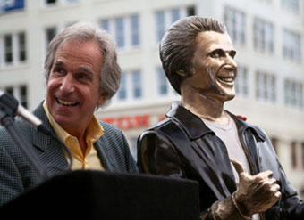 Henry Winkler ao lado da estátua do Fonzie