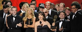 Elenco de 30 Rock no palco do Emmy Awards