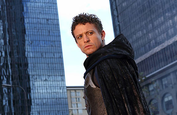 David Lyons em cena de The Cape