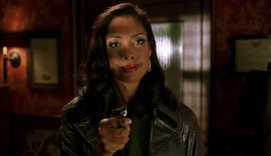 Em Pushing Daisies, Gina Torres interpretou a esposa do detetive Emerson Cod. Em Hannibal, ela é casada com outro detetive, o agente Jack Crawford.