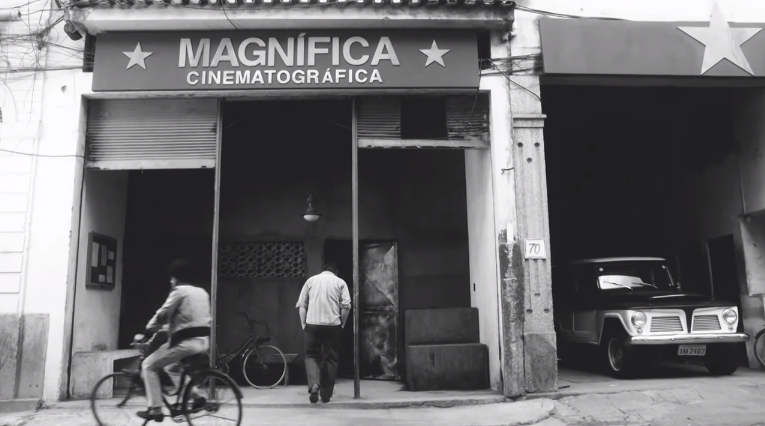 A fictícia Magnífica Cinematográfica, que fica na famosa Rua do Triunfo